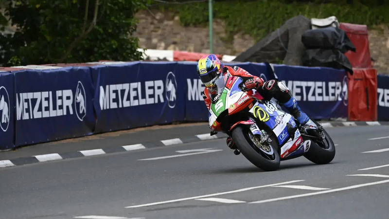 Tourist Trophy 2025: Evans squalificato nella Supertwin. Bonetti guadagna la settima posizione!
