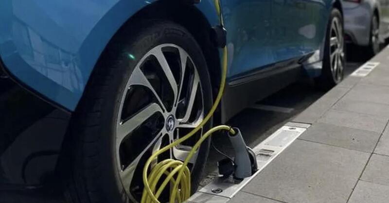 Ricarica da marciapiede: questa soluzione cambier&agrave; le citt&agrave;?