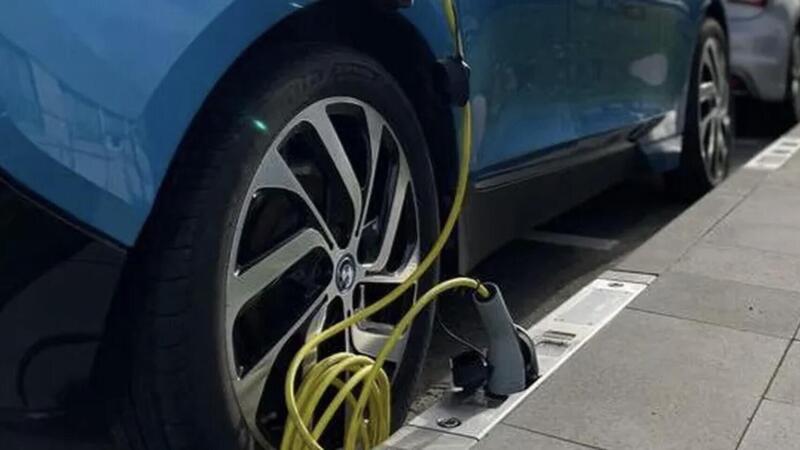 Ricarica da marciapiede: questa soluzione cambier&agrave; le citt&agrave;?