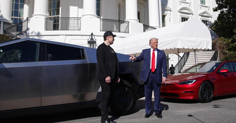 L&#039;ultimo dispetto a Elon Musk: Donald Trump vende la Tesla rossa che ha avuto due mesi fa