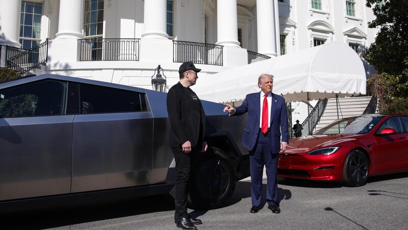 L&#039;ultimo dispetto a Elon Musk: Donald Trump vende la Tesla rossa che ha avuto due mesi fa