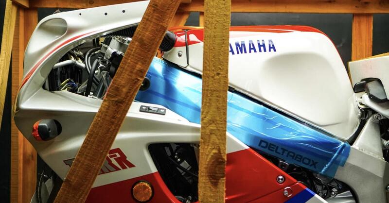 Venduta all&rsquo;asta una Yamaha FZR 750R OW-01 del 1990 ancora nella cassa originale 