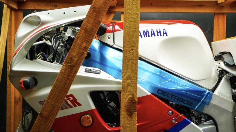 Venduta all&rsquo;asta una Yamaha FZR 750R OW-01 del 1990 ancora nella cassa originale 