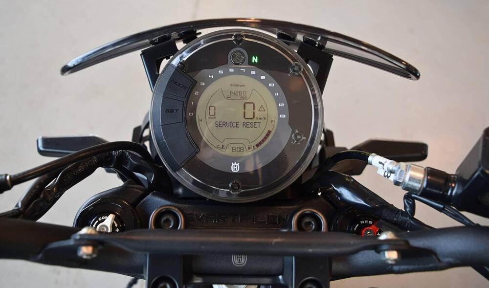 Husqvarna Svartpilen 401 (2021 - 23) (4)