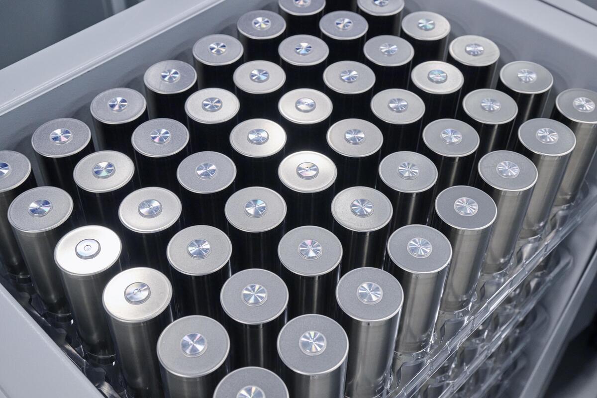 Tesla contro BYD: chi ha la batteria migliore? Gli ingegneri rispondono smontandole