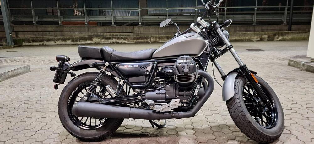 Moto Guzzi V9 Bobber (2016 - 18) (11)