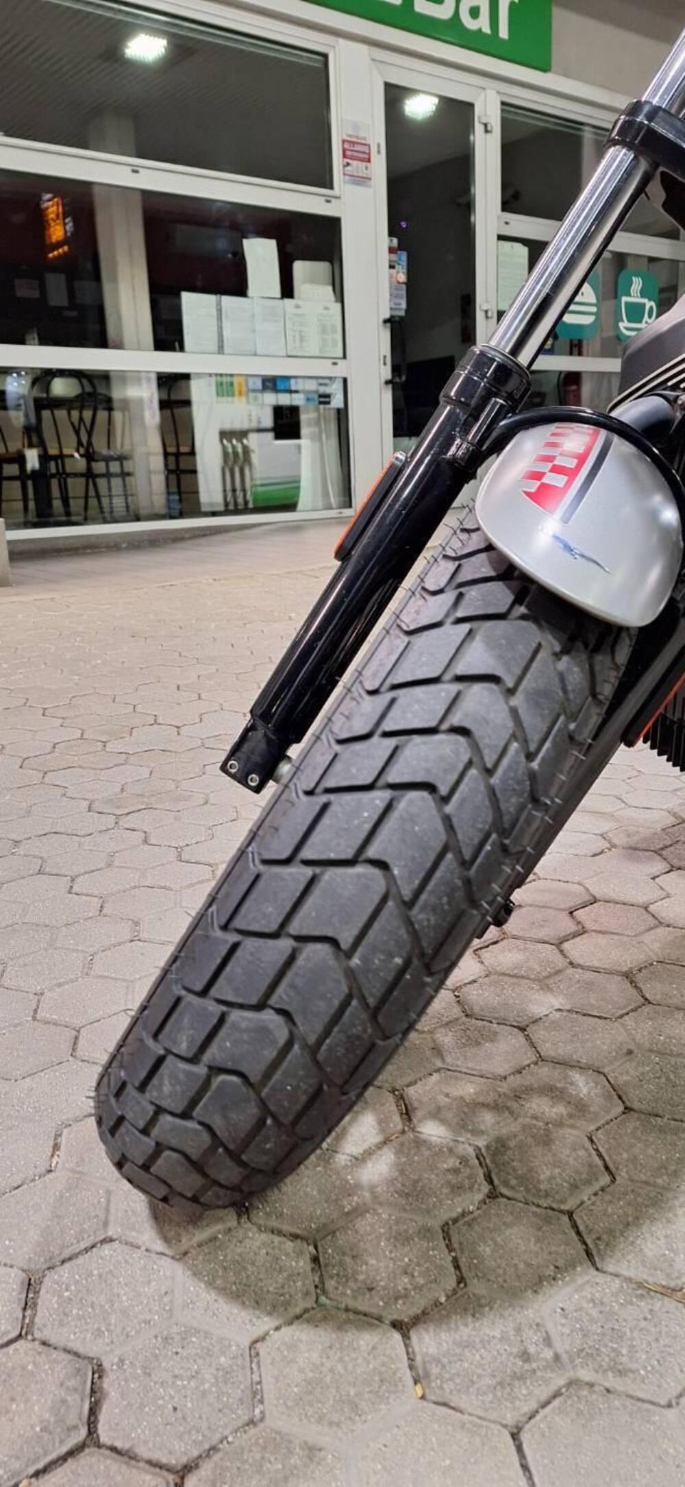 Moto Guzzi V9 Bobber (2016 - 18) (13)