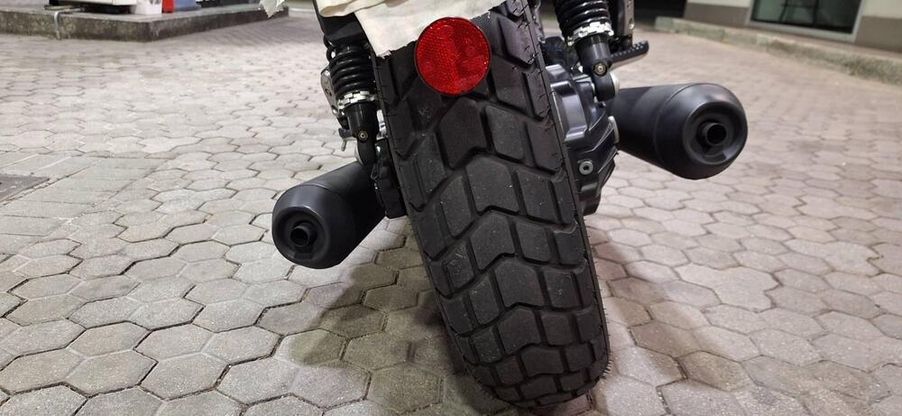 Moto Guzzi V9 Bobber (2016 - 18) (14)