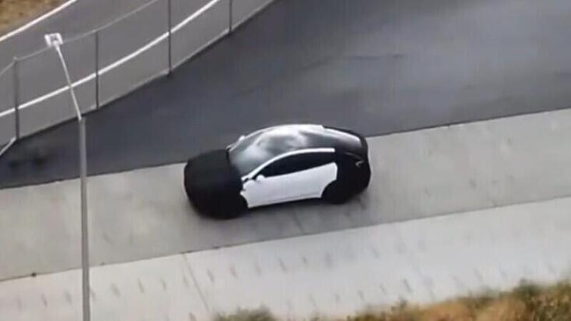 Tesla pronta a svelare un nuovo modello economico: sar&agrave; una Model Y &quot;semplificata&quot;? [VIDEO SPIA]