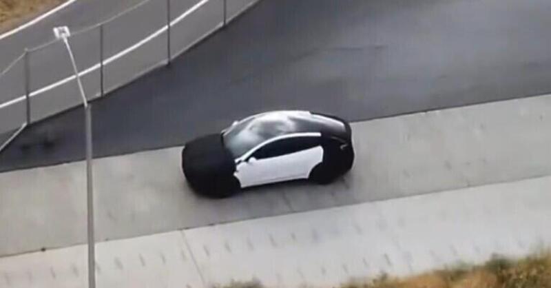 Tesla pronta a svelare un nuovo modello economico: sar&agrave; una Model Y &quot;semplificata&quot;? [VIDEO SPIA]