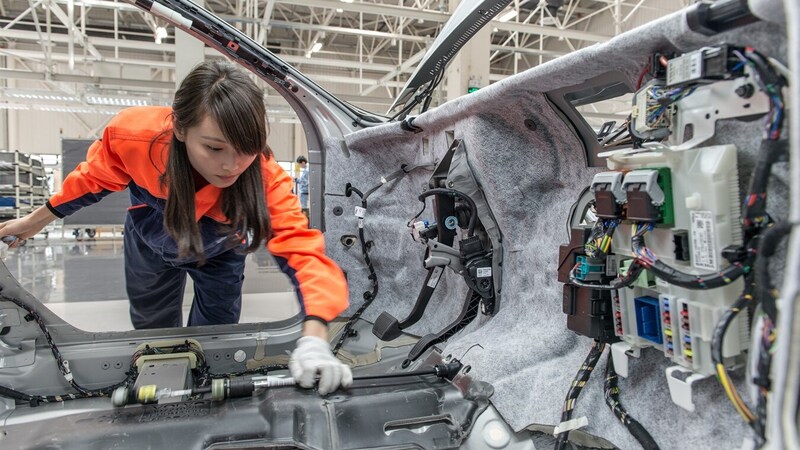 Cina, guerra dei prezzi tra produttori di auto elettriche: il governo interviene, ma il caos continua