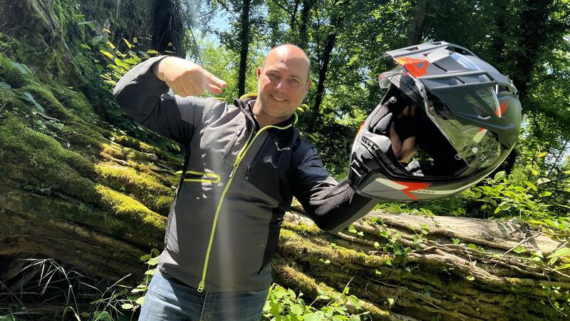 Recensito Acerbis Attack: il casco Adventure in fibra con tutte le caratteristiche giuste [VIDEO]