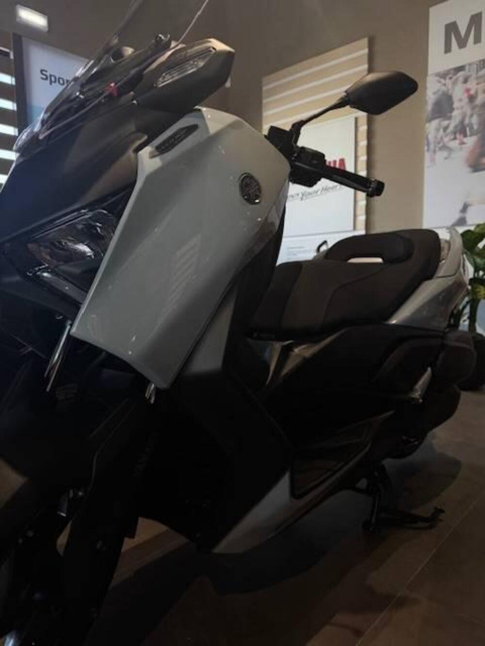 Yamaha X-Max 300 Tech Max (2025 - 26) (3)