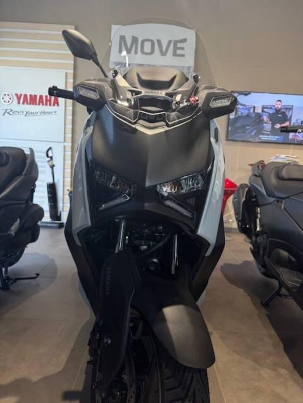 Yamaha X-Max 300 Tech Max (2025 - 26) (4)