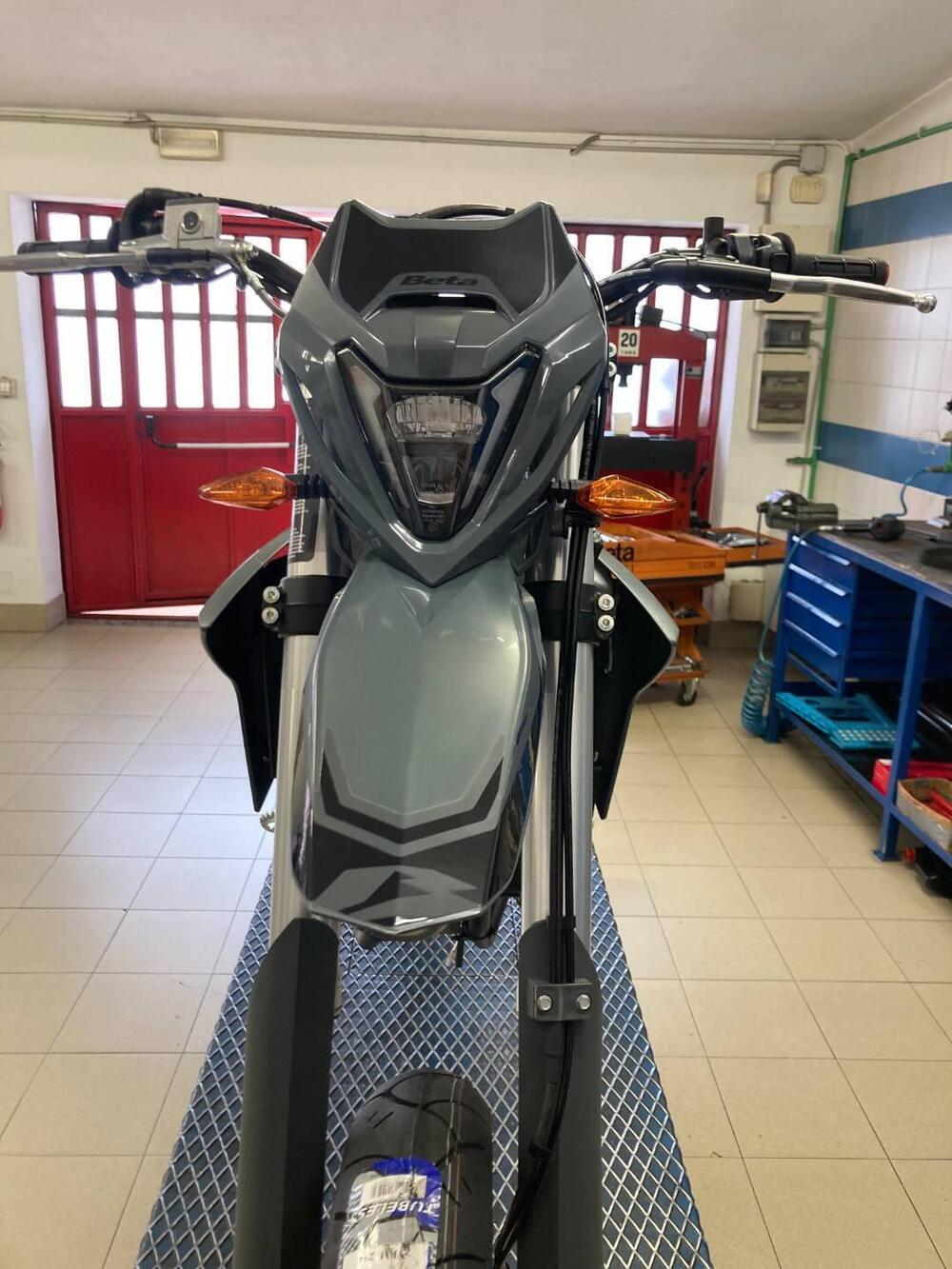 Betamotor RR 125 4T Motard T - X Special Edition (2025) (2)