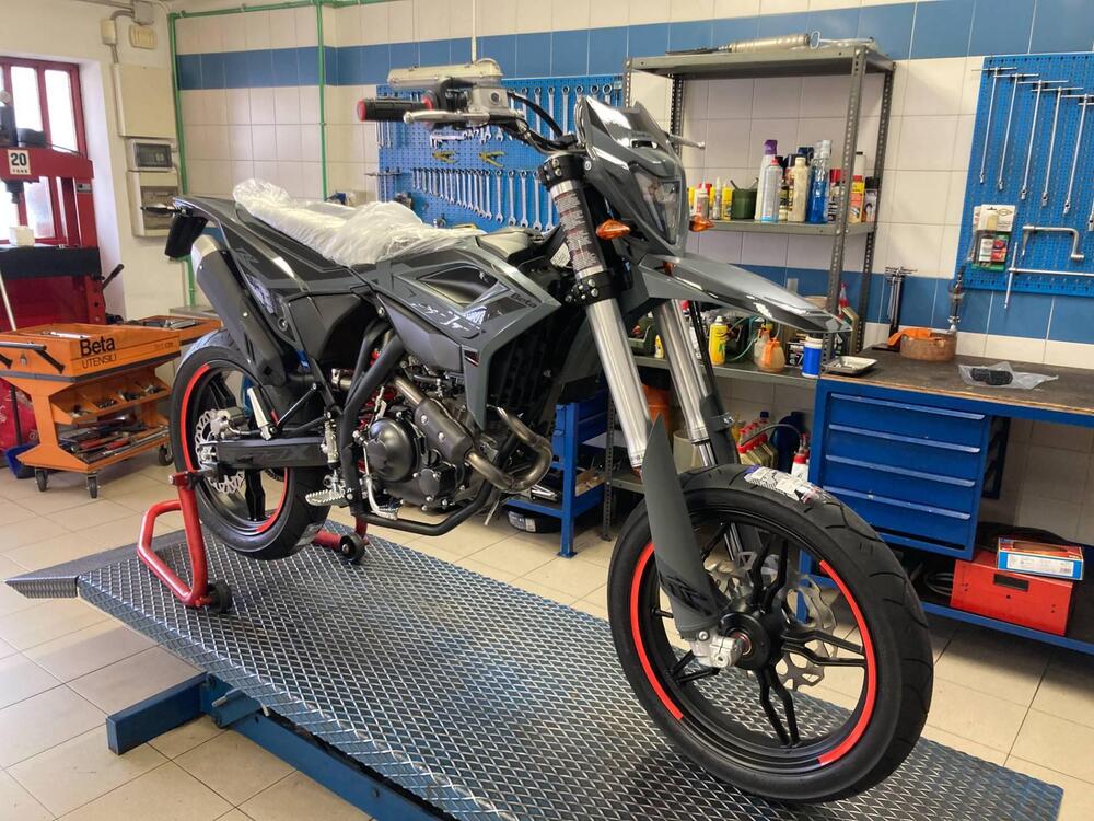 Betamotor RR 125 4T Motard T - X Special Edition (2025) (3)