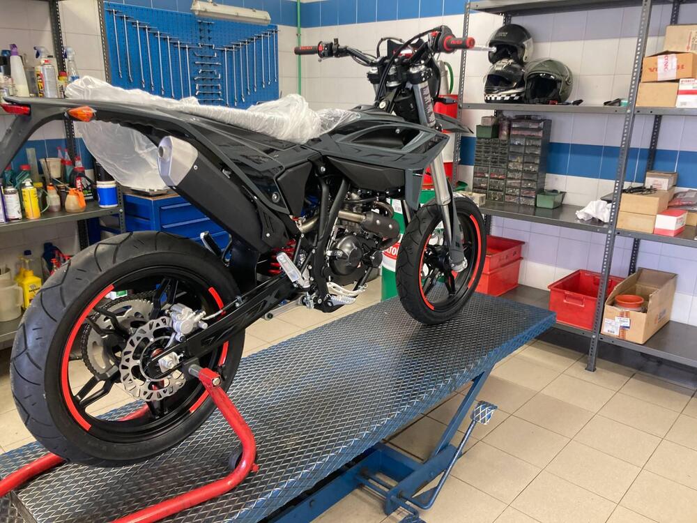 Betamotor RR 125 4T Motard T - X Special Edition (2025) (4)