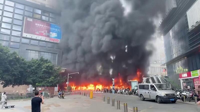 Gravissimo incendio in un parcheggio di moto a Chongqing
