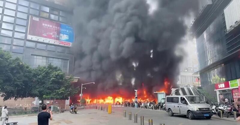 Gravissimo incendio in un parcheggio di moto a Chongqing