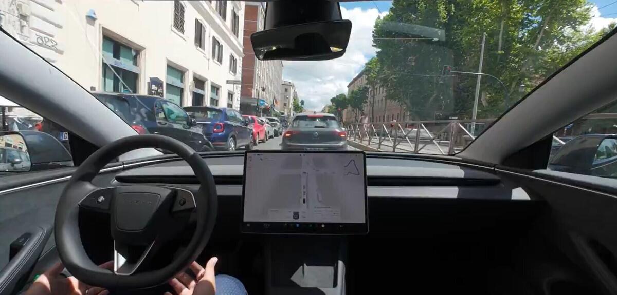 Tesla sfida il traffico di Roma: la guida autonoma sbarca in Italia [VIDEO]