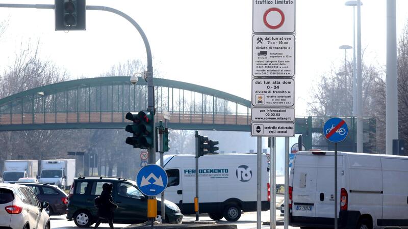 Milano Area B: il sindaco Sala sposta di un anno i divieti per le moto