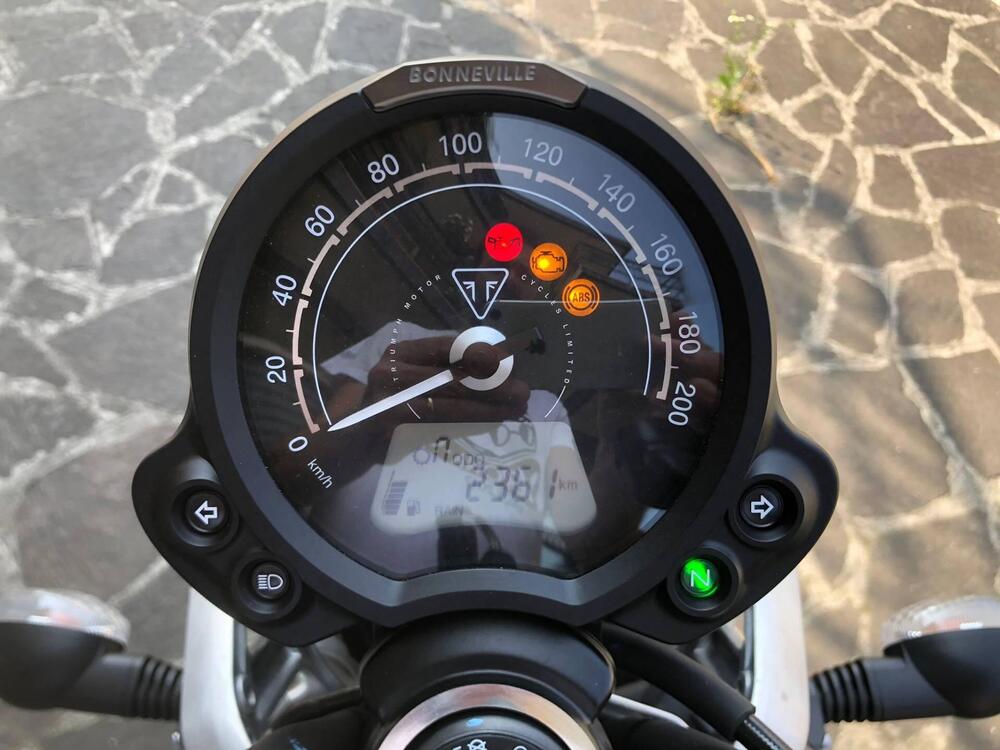 Triumph Street Twin 900 (2021 - 22) (4)