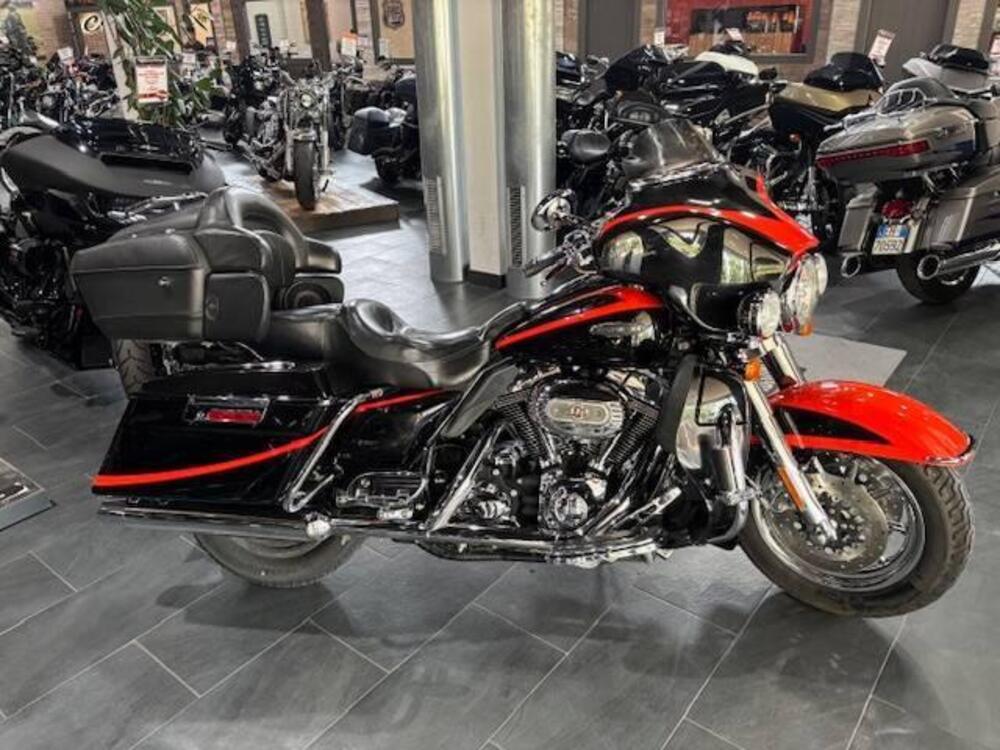 Harley-Davidson 1800 Electra Glide Ultra Classic (2005 - 06) - FLHTCUSE (2)