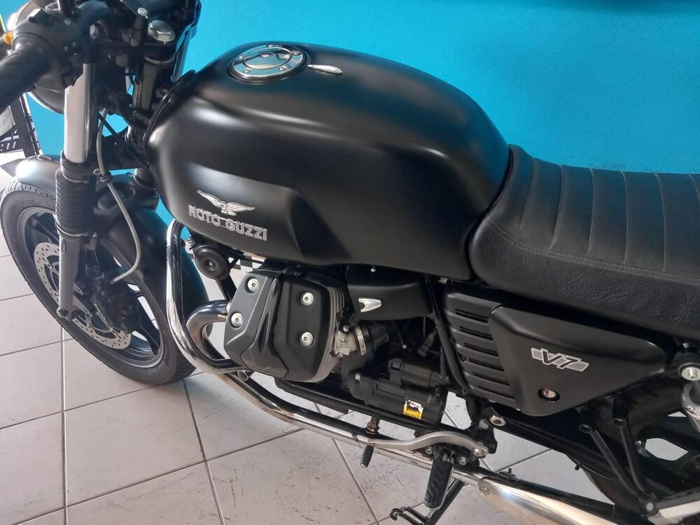 Moto Guzzi V7 II Stone (2015 - 17) (11)