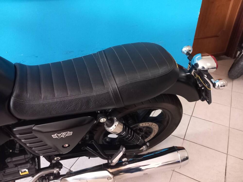 Moto Guzzi V7 II Stone (2015 - 17) (12)