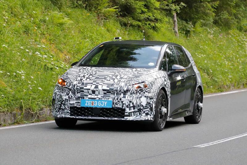 Facelift in vista per la Cupra Born: restyling in stile Formentor e Tavascan, ma il futuro resta incerto [FOTO SPIA]