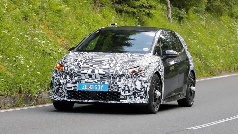 Facelift in vista per la Cupra Born: restyling in stile Formentor e Tavascan, ma il futuro resta incerto [FOTO SPIA]