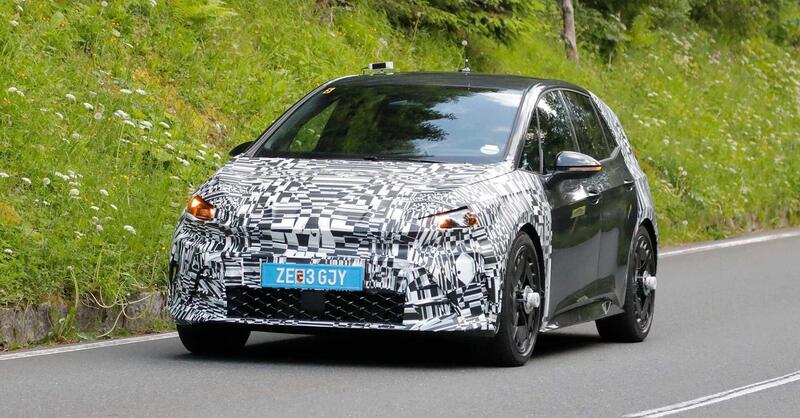 Facelift in vista per la Cupra Born: restyling in stile Formentor e Tavascan, ma il futuro resta incerto [FOTO SPIA]
