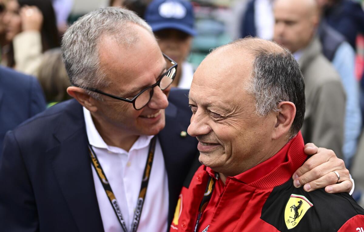 F1. Stefano Domenicali scende in campo per difendere Vasseur: "Lasciatelo in pace, sta facendo un ottimo lavoro"