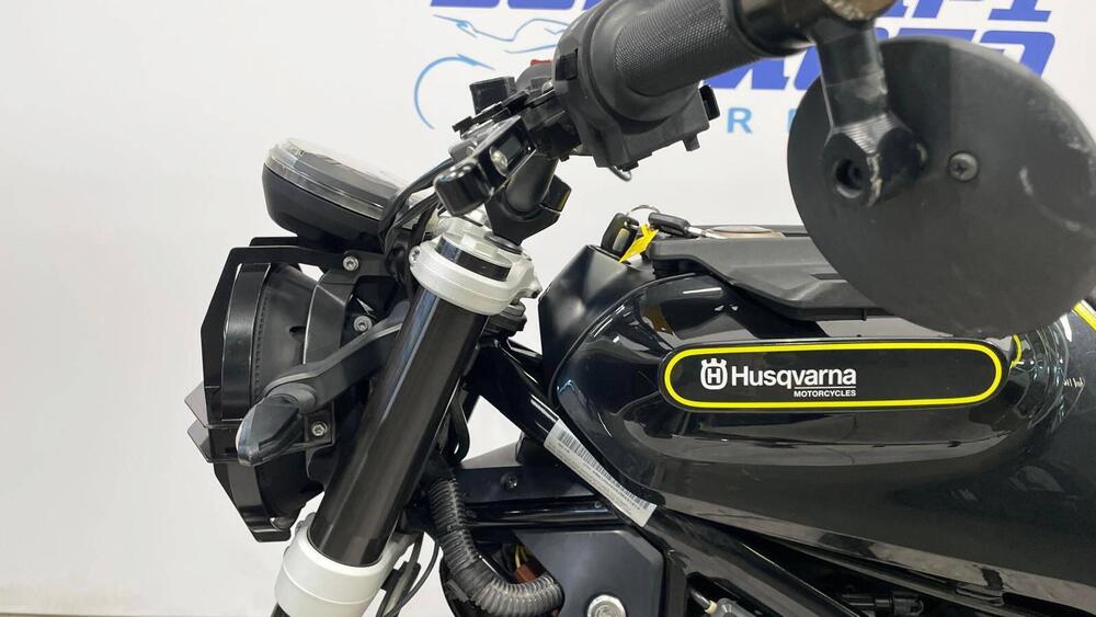 Husqvarna Svartpilen 401 (2018 - 19) (12)