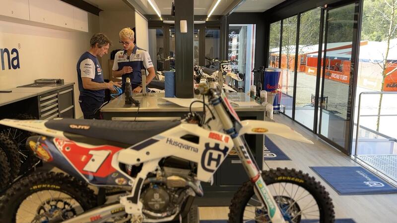 Vi portiamo dentro al camion-officina pi&ugrave; innovativo (e costoso) del Mondiale Motocross! [VIDEO]