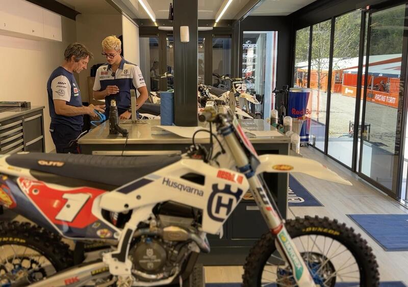 Vi portiamo dentro al camion-officina pi&ugrave; innovativo (e costoso) del Mondiale Motocross! [VIDEO]