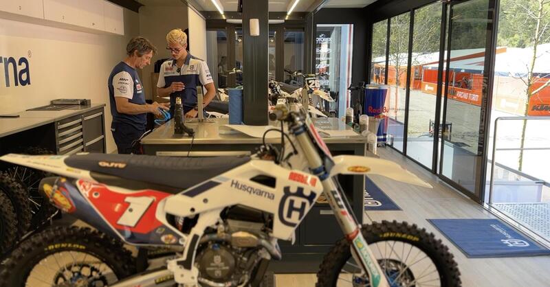 Vi portiamo dentro al camion-officina pi&ugrave; innovativo (e costoso) del Mondiale Motocross! [VIDEO]