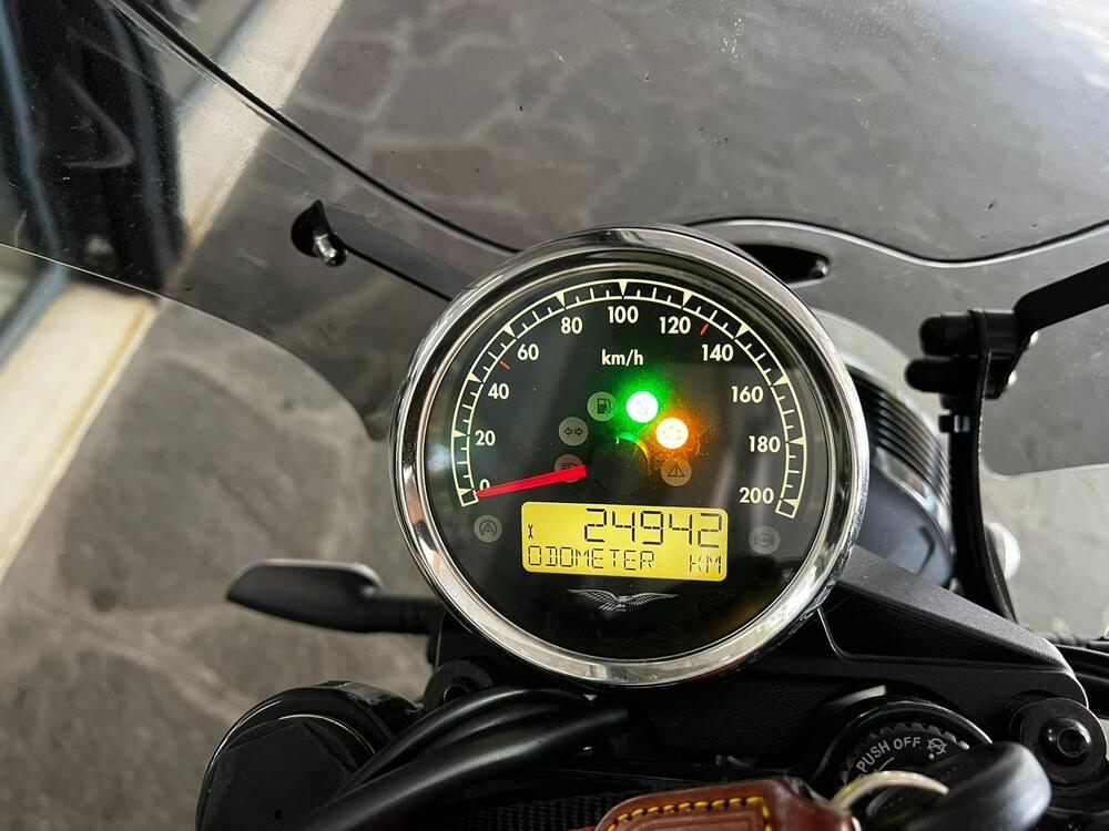 Moto Guzzi V7 III Stone (2017 - 20) (4)