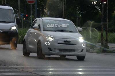 Nuova Fiat 500 Ibrida: debutto imminente, test gi&agrave; su strada a Torino [Foto Spia]