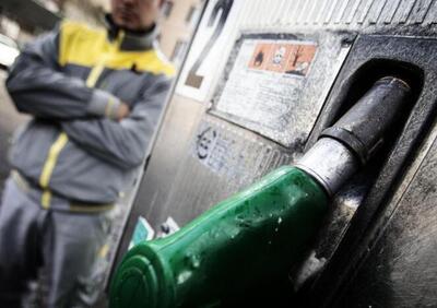 Tensione Iran-Israele: impennata dei carburanti, la preoccupazione dei consumatori