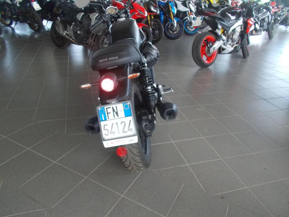 Moto Guzzi V7 Stone (2025) (3)
