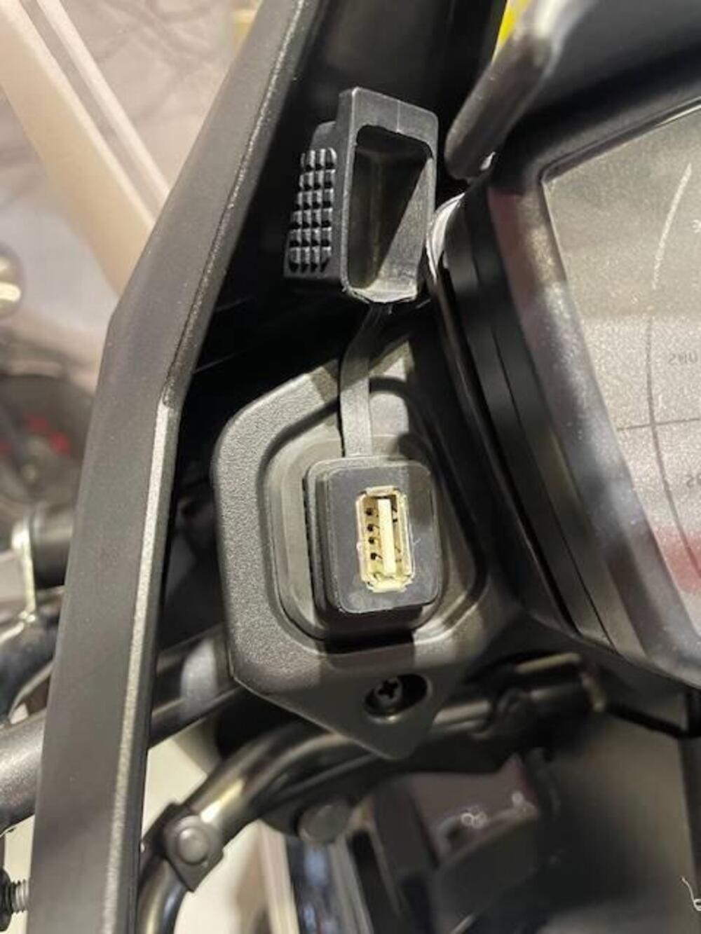 Moto Guzzi V85 TT Guardia d'Onore (2022 - 23) (14)