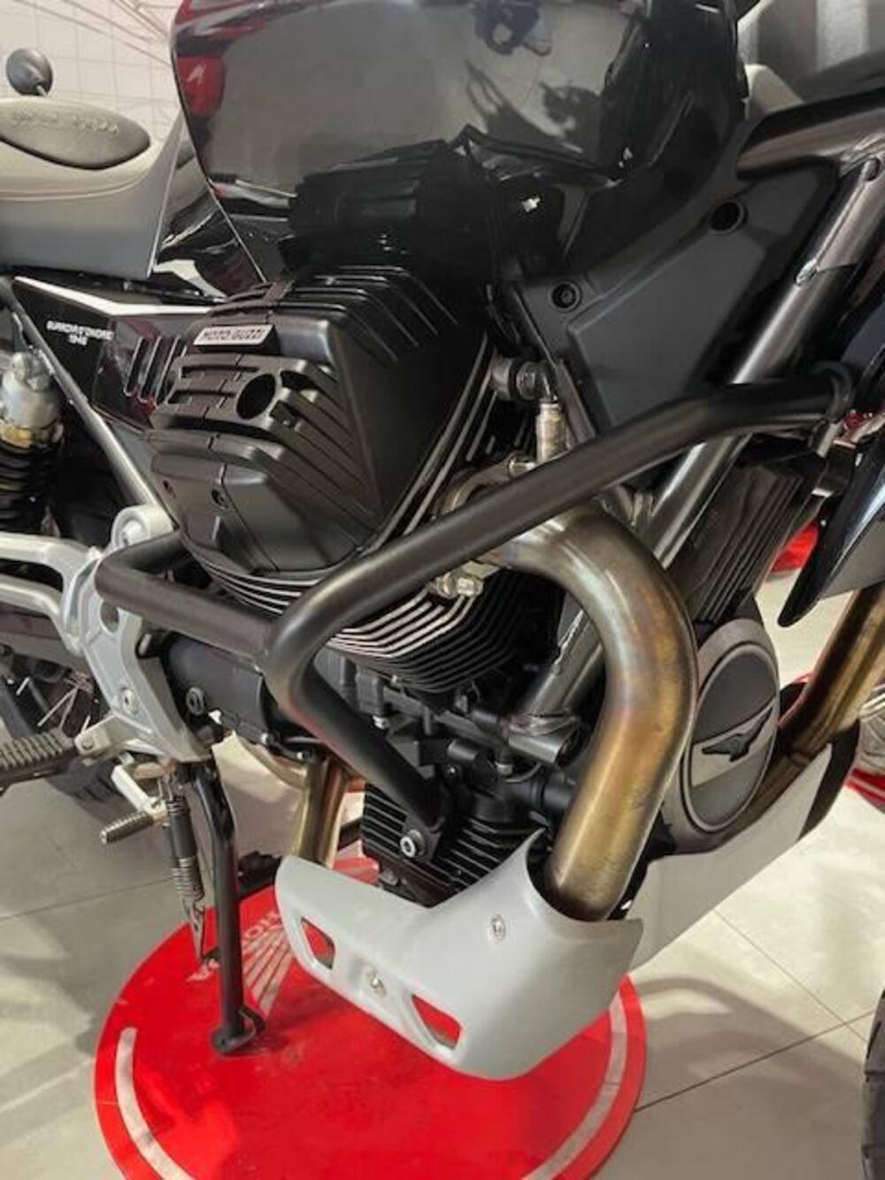 Moto Guzzi V85 TT Guardia d'Onore (2022 - 23) (18)