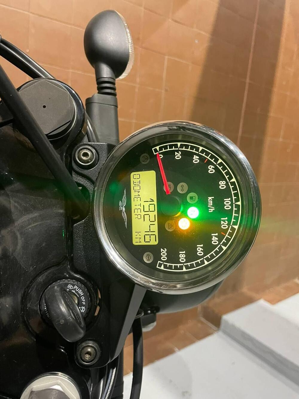 Moto Guzzi V7 III Stone (2017 - 20) (3)