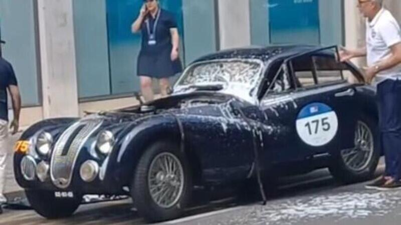 Mille Miglia 2025: a fuoco una Talbot-Lago del 1948 il video dell&#039;intervento