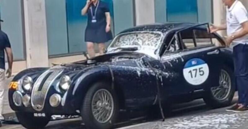 Mille Miglia 2025: a fuoco una Talbot-Lago del 1948 il video dell&#039;intervento