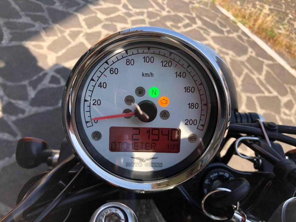 Moto Guzzi V9 Bobber (2016 - 18) (4)