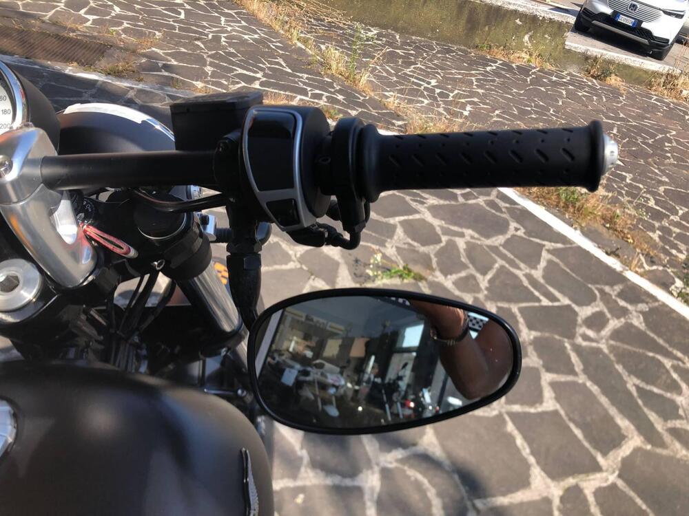 Moto Guzzi V9 Bobber (2016 - 18) (11)