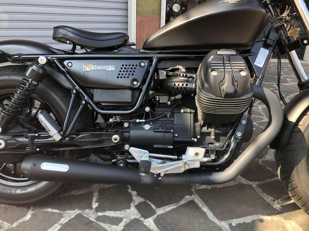 Moto Guzzi V9 Bobber (2016 - 18) (15)