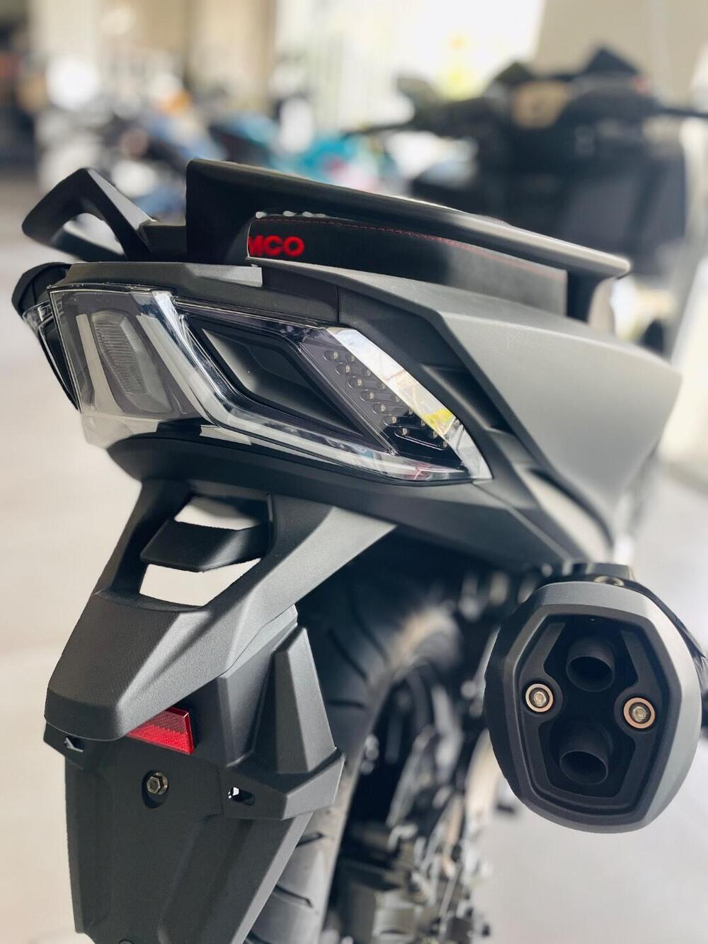 Kymco AK 575 Premium (2025 - 26) (2)